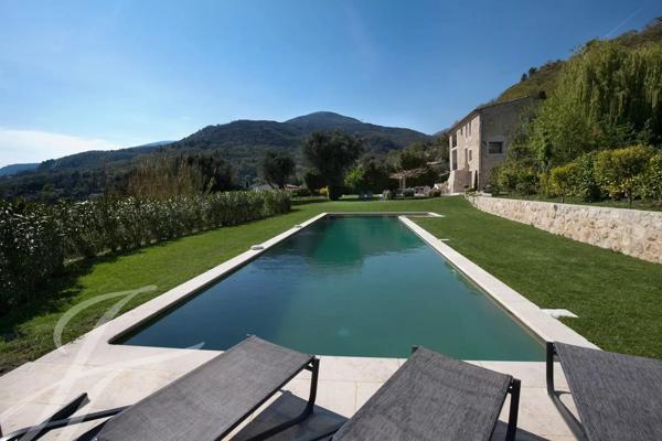Maison en pierres au style contemporain à louer à Vence