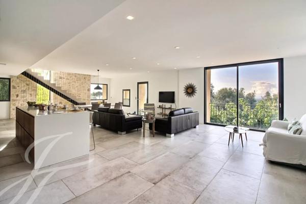 Maison en pierres au style contemporain à louer à Vence
