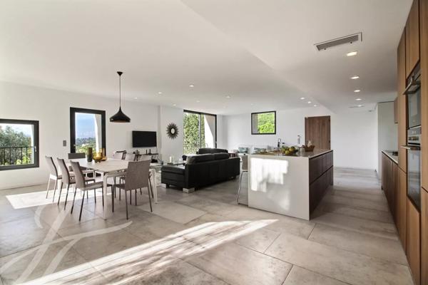 Maison en pierres au style contemporain à louer à Vence