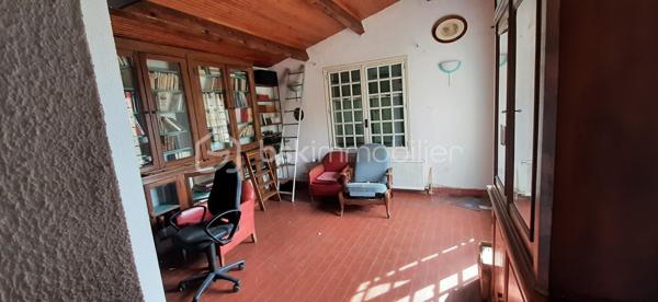 LA BRILLANNE en exclusivité  : A deux pas du village et commodités. Dans petit quartier pavillonnaire et impasse avec jolie vue dégagée sur la Durance et Oraison. Bastide des années 1974 à rafraichir. Édifiée sur une grande parcelle de 1 162 m2 avec eau du canal d'arrosage. De type 5/6 surface habitable environ 138 m2 principalement de plain pied. Hall, cuisine indépendante, grande pièce à vivre de 40 m2 avec cheminée, 3 chambres, dortoir/bureau, salles de bains, toilettes. Grand garage et cave en sous-sol.