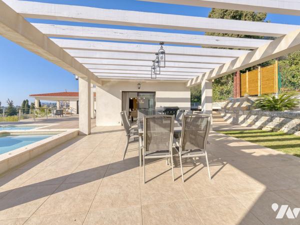 Maison d'architecte de 200 m2 et deux appartements indépendants  sur un terrain de 1600 m2