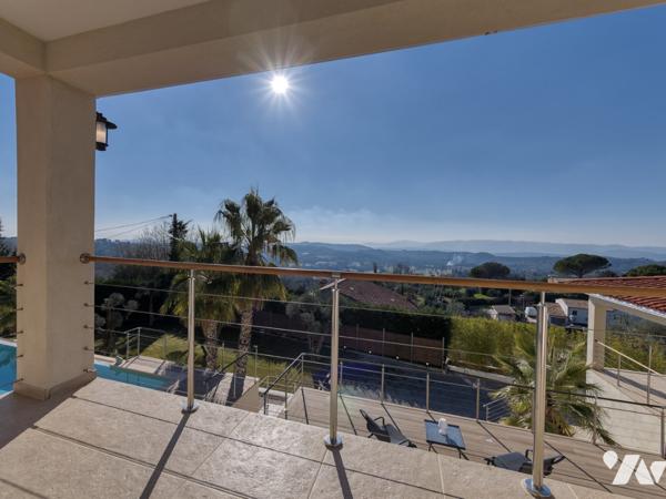 Maison d'architecte de 200 m2 et deux appartements indépendants  sur un terrain de 1600 m2