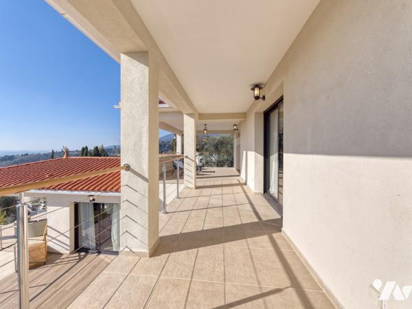 Maison d'architecte de 200 m2 et deux appartements indépendants  sur un terrain de 1600 m2