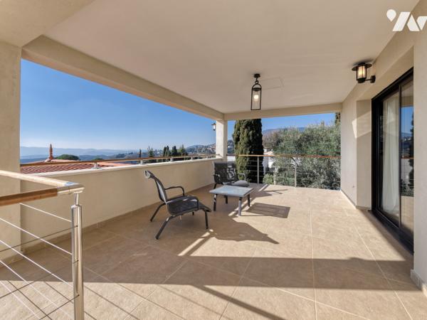 Maison d'architecte de 200 m2 et deux appartements indépendants  sur un terrain de 1600 m2