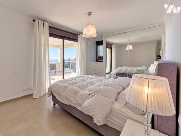 Maison d'architecte de 200 m2 et deux appartements indépendants  sur un terrain de 1600 m2