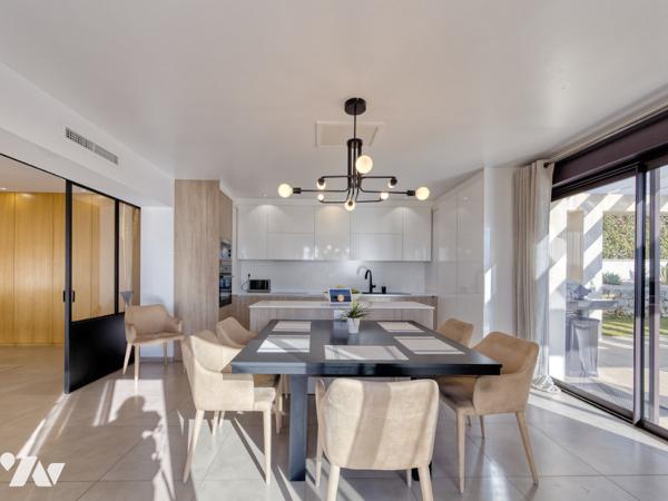 Maison d'architecte de 200 m2 et deux appartements indépendants  sur un terrain de 1600 m2