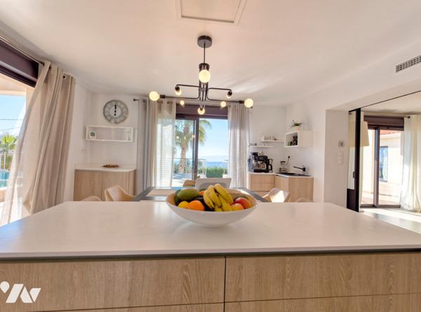 Maison d'architecte de 200 m2 et deux appartements indépendants  sur un terrain de 1600 m2