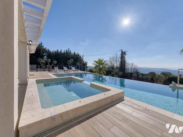 Maison d'architecte de 200 m2 et deux appartements indépendants  sur un terrain de 1600 m2