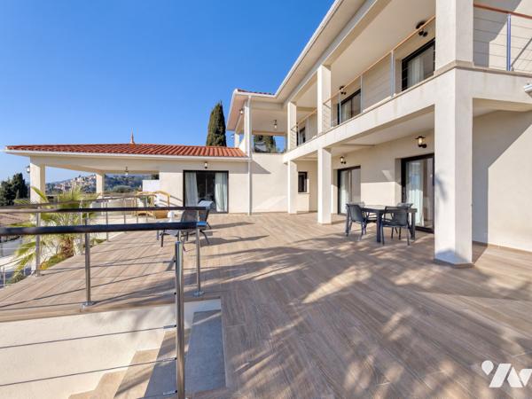 Maison d'architecte de 200 m2 et deux appartements indépendants  sur un terrain de 1600 m2