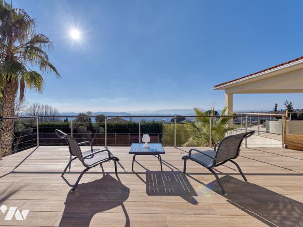 Maison d'architecte de 200 m2 et deux appartements indépendants  sur un terrain de 1600 m2