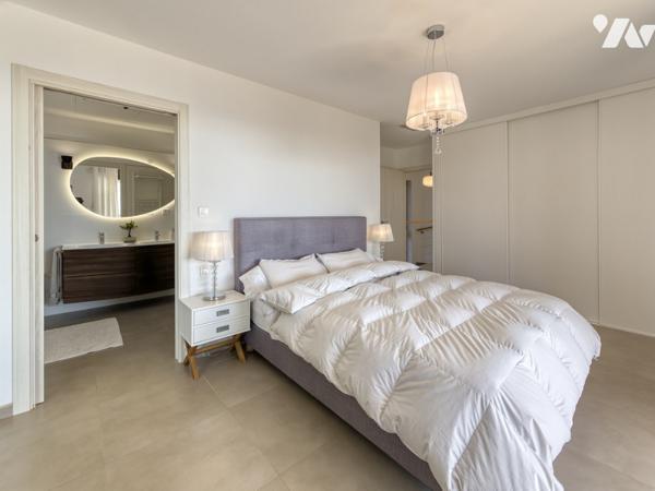 Maison d'architecte de 200 m2 et deux appartements indépendants  sur un terrain de 1600 m2