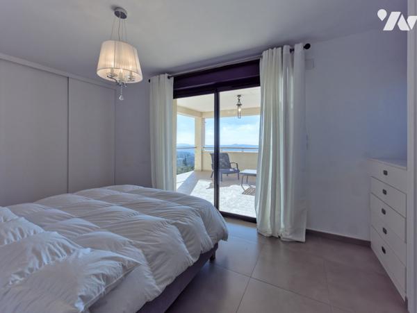 Maison d'architecte de 200 m2 et deux appartements indépendants  sur un terrain de 1600 m2