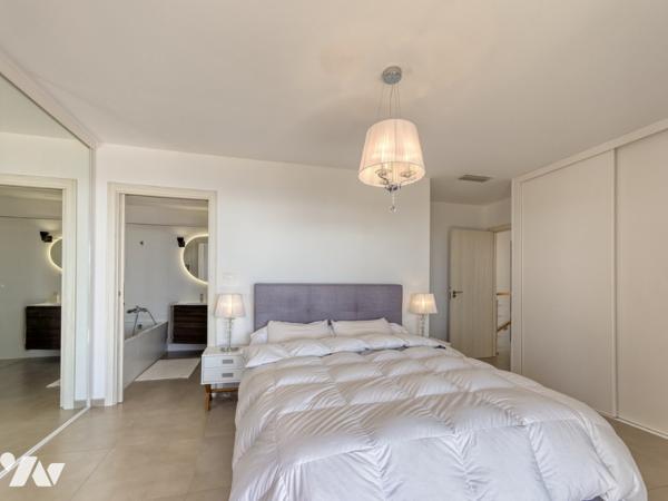 Maison d'architecte de 200 m2 et deux appartements indépendants  sur un terrain de 1600 m2