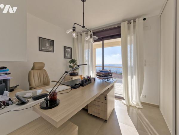 Maison d'architecte de 200 m2 et deux appartements indépendants  sur un terrain de 1600 m2