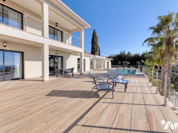 Maison d'architecte de 200 m2 et deux appartements indépendants  sur un terrain de 1600 m2