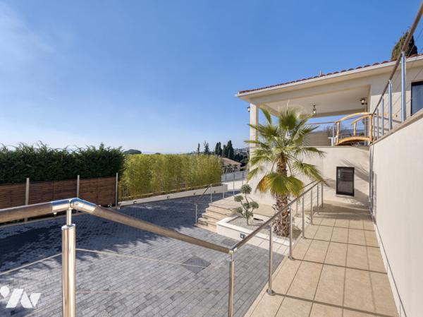 Maison d'architecte de 200 m2 et deux appartements indépendants  sur un terrain de 1600 m2