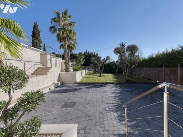 Maison d'architecte de 200 m2 et deux appartements indépendants  sur un terrain de 1600 m2