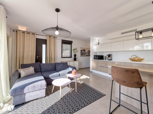 Maison d'architecte de 200 m2 et deux appartements indépendants  sur un terrain de 1600 m2