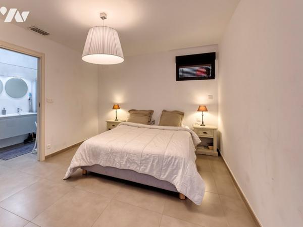 Maison d'architecte de 200 m2 et deux appartements indépendants  sur un terrain de 1600 m2