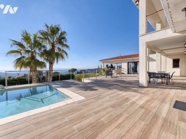 Maison d'architecte de 200 m2 et deux appartements indépendants  sur un terrain de 1600 m2