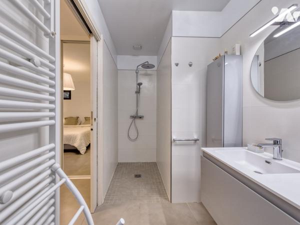 Maison d'architecte de 200 m2 et deux appartements indépendants  sur un terrain de 1600 m2