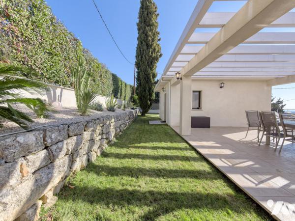 Maison d'architecte de 200 m2 et deux appartements indépendants  sur un terrain de 1600 m2