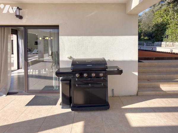 Maison d'architecte de 200 m2 et deux appartements indépendants  sur un terrain de 1600 m2