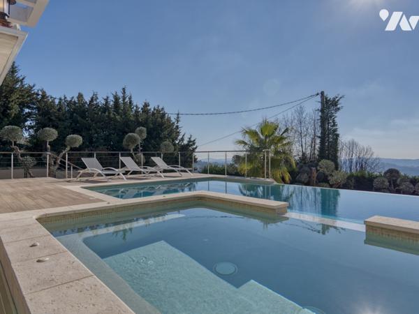 Maison d'architecte de 200 m2 et deux appartements indépendants  sur un terrain de 1600 m2