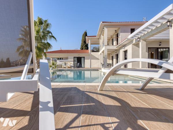 Maison d'architecte de 200 m2 et deux appartements indépendants  sur un terrain de 1600 m2