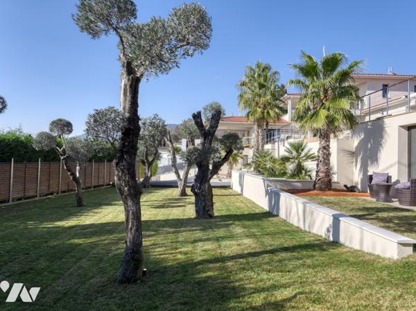 Maison d'architecte de 200 m2 et deux appartements indépendants  sur un terrain de 1600 m2