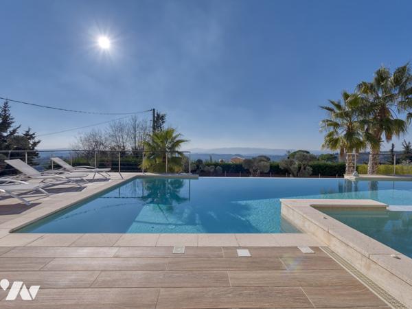 Maison d'architecte de 200 m2 et deux appartements indépendants  sur un terrain de 1600 m2