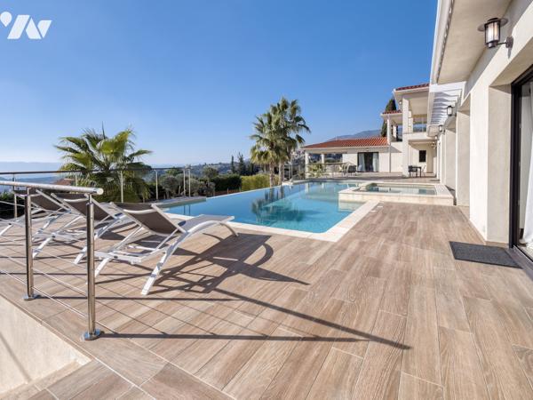 Maison d'architecte de 200 m2 et deux appartements indépendants  sur un terrain de 1600 m2