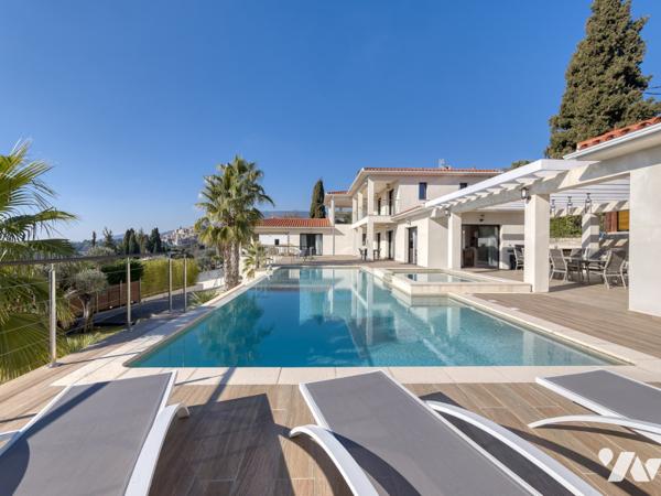 Maison d'architecte de 200 m2 et deux appartements indépendants  sur un terrain de 1600 m2