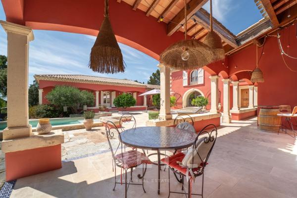 Hacienda contemporaine dans un écrin de verdure entre Nîmes et Montpellier