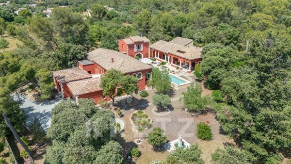 Hacienda contemporaine dans un écrin de verdure entre Nîmes et Montpellier