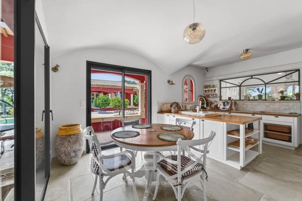 Hacienda contemporaine dans un écrin de verdure entre Nîmes et Montpellier