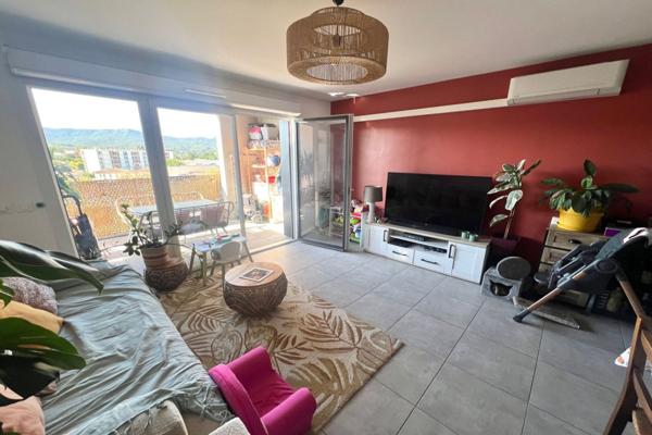 Gardanne - Appartement 3 pièces- 62.5 m2 - dernier étage - vue dégagée - terrasse 10 m2 - 2 places de stationnement en sous-sol