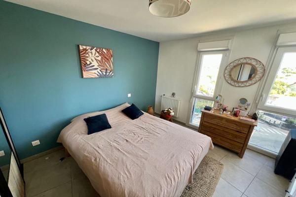 Gardanne - Appartement 3 pièces- 62.5 m2 - dernier étage - vue dégagée - terrasse 10 m2 - 2 places de stationnement en sous-sol