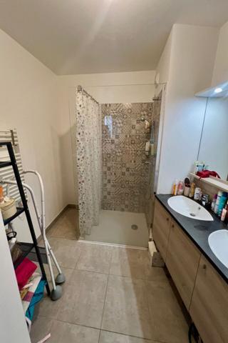 Gardanne - Appartement 3 pièces- 62.5 m2 - dernier étage - vue dégagée - terrasse 10 m2 - 2 places de stationnement en sous-sol