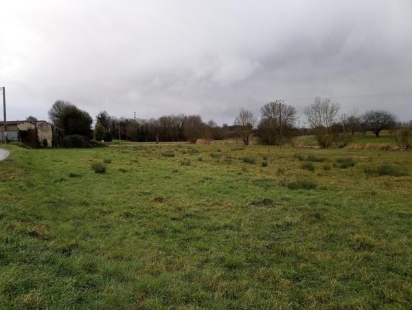 grand terrain et batiments à la campagne