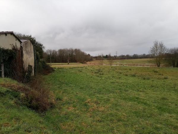 grand terrain et batiments à la campagne