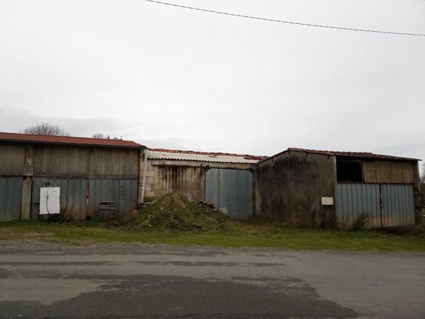 grand terrain et batiments à la campagne