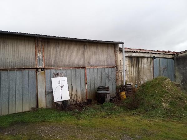 grand terrain et batiments à la campagne