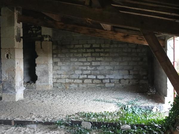 grand terrain et batiments à la campagne