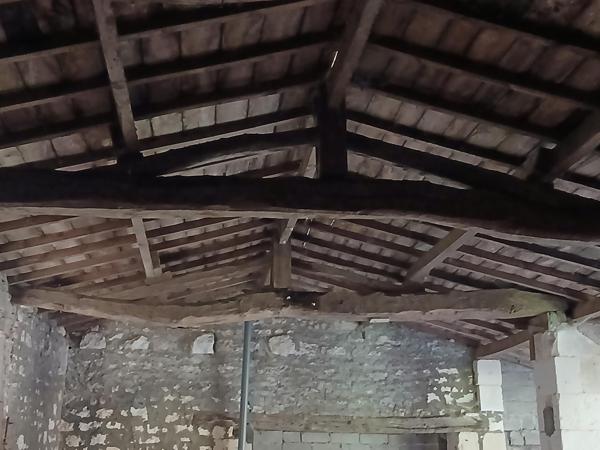 grand terrain et batiments à la campagne