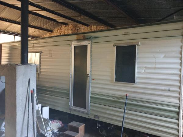 grand terrain et batiments à la campagne