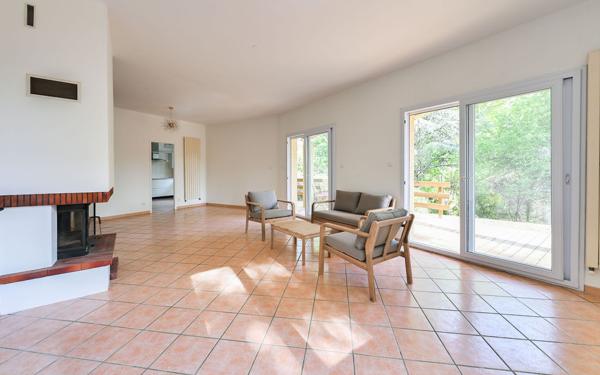 SAINT-CYR-AU-MONT-D’OR — 145 M² — TERRAIN 1 165 M² — 4 CHAMBRES – SUITE PARENTALE DE PLAIN-PIED– PISCINABLE