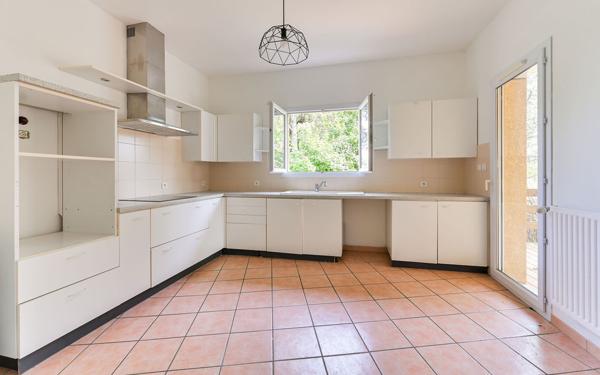 SAINT-CYR-AU-MONT-D’OR — 145 M² — TERRAIN 1 165 M² — 4 CHAMBRES – SUITE PARENTALE DE PLAIN-PIED– PISCINABLE