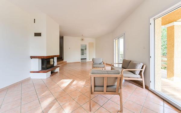 SAINT-CYR-AU-MONT-D’OR — 145 M² — TERRAIN 1 165 M² — 4 CHAMBRES – SUITE PARENTALE DE PLAIN-PIED– PISCINABLE