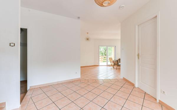 SAINT-CYR-AU-MONT-D’OR — 145 M² — TERRAIN 1 165 M² — 4 CHAMBRES – SUITE PARENTALE DE PLAIN-PIED– PISCINABLE